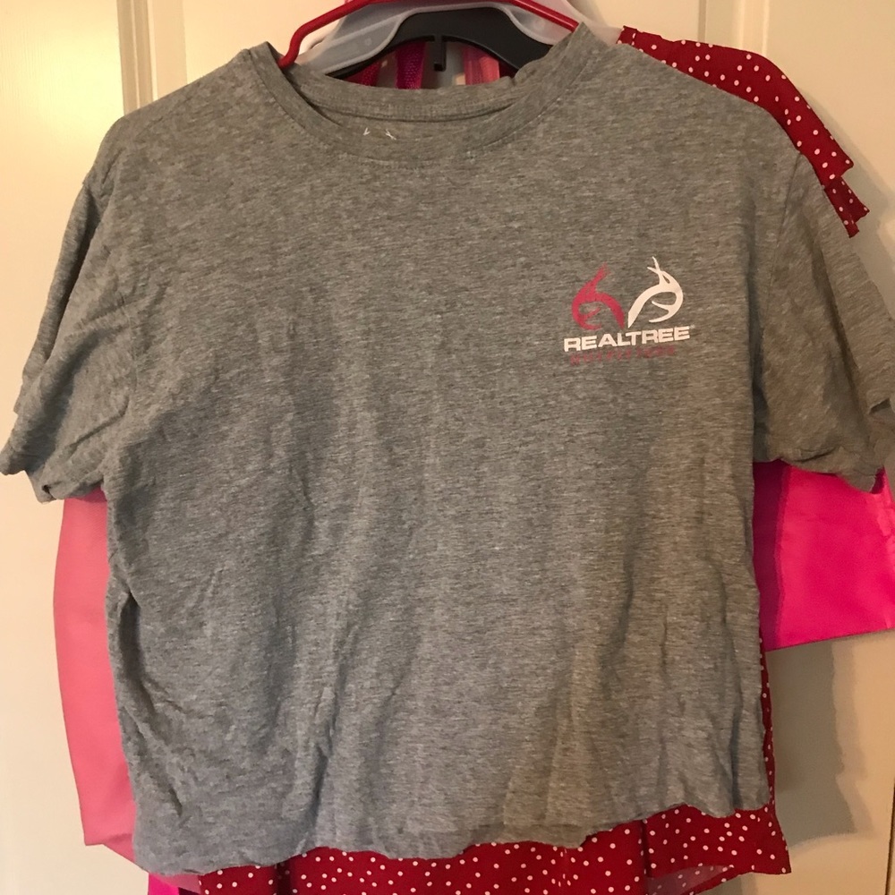 cropped realtree shirt. size S